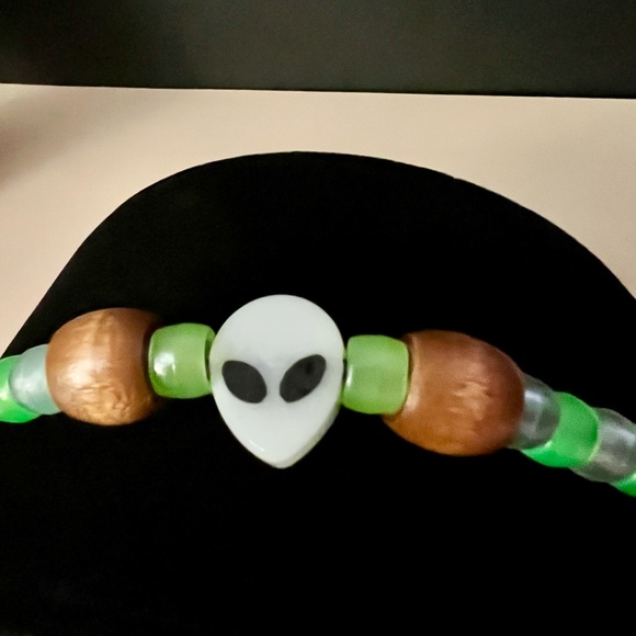 Roach Clip Spaced Out Smoker’s Helper Glow in the Dark Alien Head & green beads - Picture 5 of 17